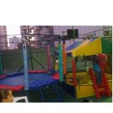 Cama elastica e piscina de bolinhas