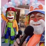 palhaço e personagem animação porta de loja