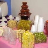 Mesa com Espeto de Frutas + Cascata de Chocolate.