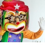 mascote e locução porta de lojas e óticas