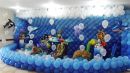 Decoração com balões e locação de mesas temáticas.