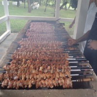 Aperitivo de linguiça e drumet para o almoço dos alunos do Colégio Santa Maria.