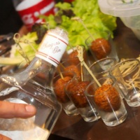 Cardápio de boteco e as deliciosas almôndegas no palito.