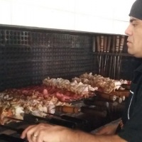 Marcos tem um cuidado especial com as carnes, para que fiquem bem saborosas e agrade a todos.