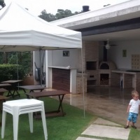 Tendas sanfonadas com fechamentos laterais.