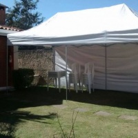 Tenda Sanfonada 6x3m com fechamentos laterais por R$280,00 (diária).