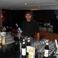 BARTENDERS/GARÇONS E BARMANS