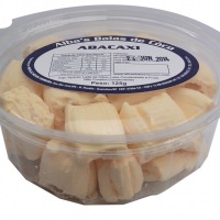 Bala de coco SABOR ABACAXI recheada com leite condensado e fruta.