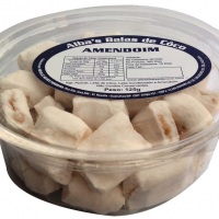 Bala de coco SABOR AMENDOIM recheada com leite condensado e amendoim.
