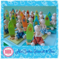 Lembrancinha Menino Surfista,feita em biscuit,medindo +- 8 cm.