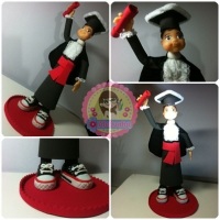 Topo de Bolo Formando.personalizado. 
Confeccionado em biscuit. 
Tamanho: 25 cm de altura 
Fazemo
