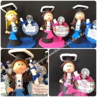 Lembrancinha formanda Personalizada em  EVA,medindo 15 cm.
Feito todos os cursos.