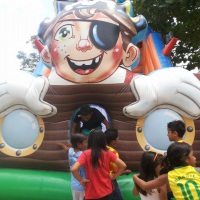Tobogã grande pirata pra criança de 03 até 13 anos.
