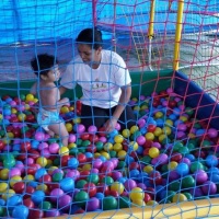 Bebe brincando na piscina de bolinhas