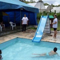 Monitores na piscina infantil