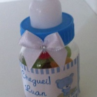 Mini Mamadeira com jujuba ou confete personalizada no tema.