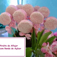 Alfajor com renda de açúcar.