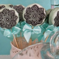 Alfajor com renda de açúcar.