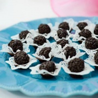 Brigadeiro (forminha de chocolate e tapetinho de renda de açúcar)