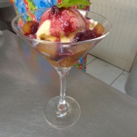Maçã em Calda de Espumante com Sorvete de Creme e Calda de Frutas Silvestres