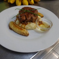 Filé Mignon Grelhado com Cachaça Artesanal e Banana da Terra com Purê de Batata Doce.