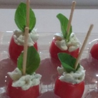 Mini Tomatinhos Recheados com Cream Cheese e Ricota.