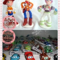 Personagens, topos de bolo personalizados e humanizados, lembranças e bolos falsos em Biscuit