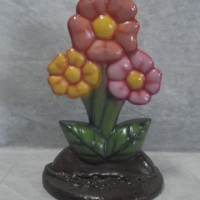 Trio de Flores em fibra. Serve como cenário ou base de mesa