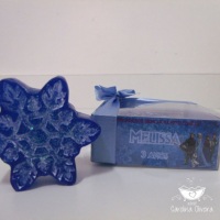 lembrancinha floco de neve Frozen
caixa personalizada com sabonete e laço de cetim