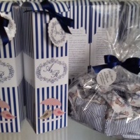 Caixa Mini espumante com aba e balas personalizadas. Cores de acordo com o tema da festa.