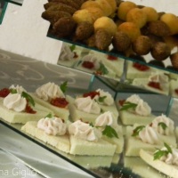 Deliciosos canapés e salgados fritos