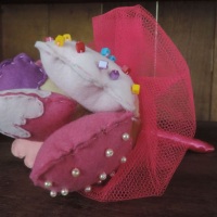 Buquê cupcakes para daminhas - em feltro com aplicações em miçangas e mini pérolas
