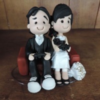 Topo de bolo casal jogando videogame, com mini buquê de pérolas - em biscuit