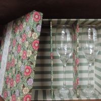 Caixa de MDF, com 3 divisórias para 2 taças e mini champanhe, decorada com tecido, renda e pérolas -