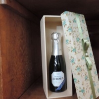 Caixa de MDF, para mini champanhe, decorada com tecido, renda e pérola