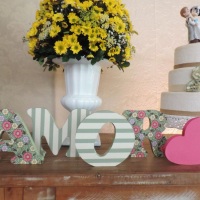 Letras em MDF decoradas com tecido e acabamento em fita