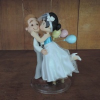 Topo de bolo casal vintage, noivinha no banquinho e bolas - em biscuit