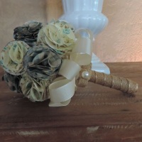 Buquê artesanal rústico, com flores de tecido e acabamento em fita rústica e meia pérola