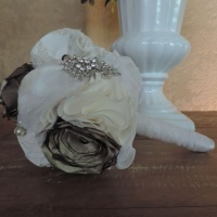 Buquê artesanal na cor branca e ouro velho, com flores de tecido e aplicação de broches e pérolas