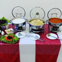 acompanhamentos com molhos vermelho e branco, massa e salada