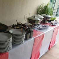 mesa decorada e com tons de toalha para acompanhar o tema do se evento