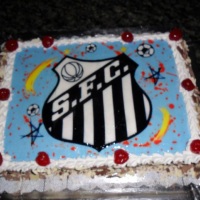 bolo massa branca, recheio de frutas com chantily  com tema santos