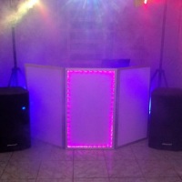 Balada Neon com Dj, som, iluminação, cabine Iluminada, fumaça e luz decorativa neon.