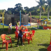 cama elastica grande e piscina de bolinhas