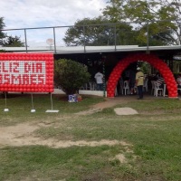 tela decorada e arco de bexigas