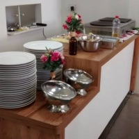 Temos serviços de buffet com nossa equipe preparando e servindo no local de sua festa. Mas se prefer