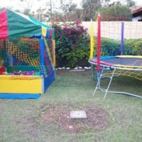 CAMA ELÁSTICA E PISCINA DE BOLINHAS