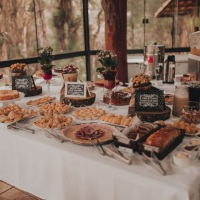 Mesa de um café colonial em um evento especial para noivos.