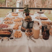 Mesa de um café colonial em um evento especial para noivos.