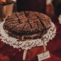 Mesa de um café colonial em um evento especial para noivos.